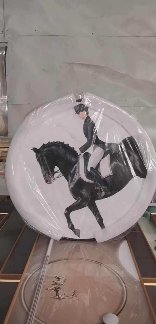 Weißer Marmor, schwarzes Pferd, rundes Kristallporzellan